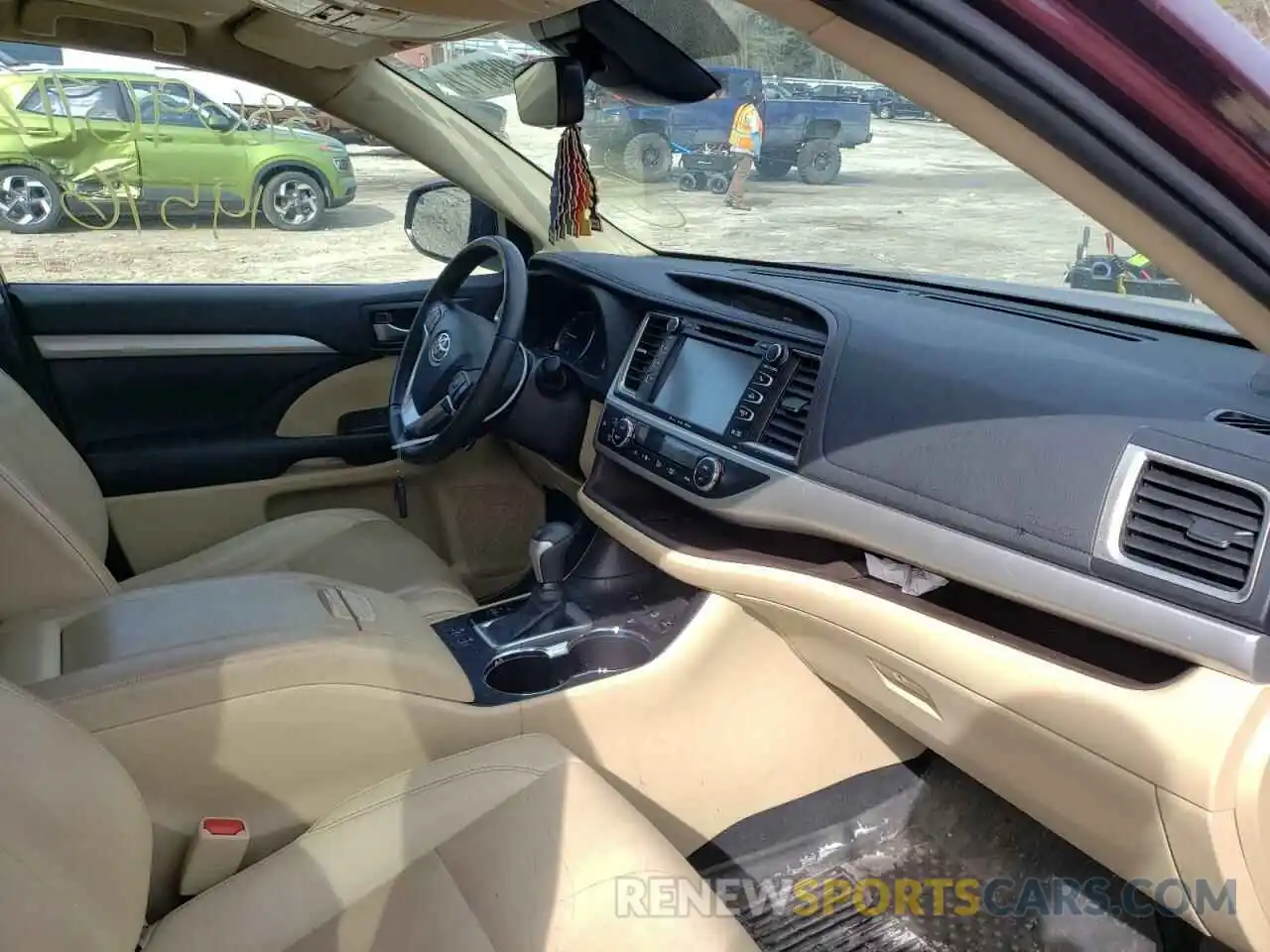 5 Photograph of a damaged car 5TDJZRFH0KS973696 TOYOTA HIGHLANDER 2019