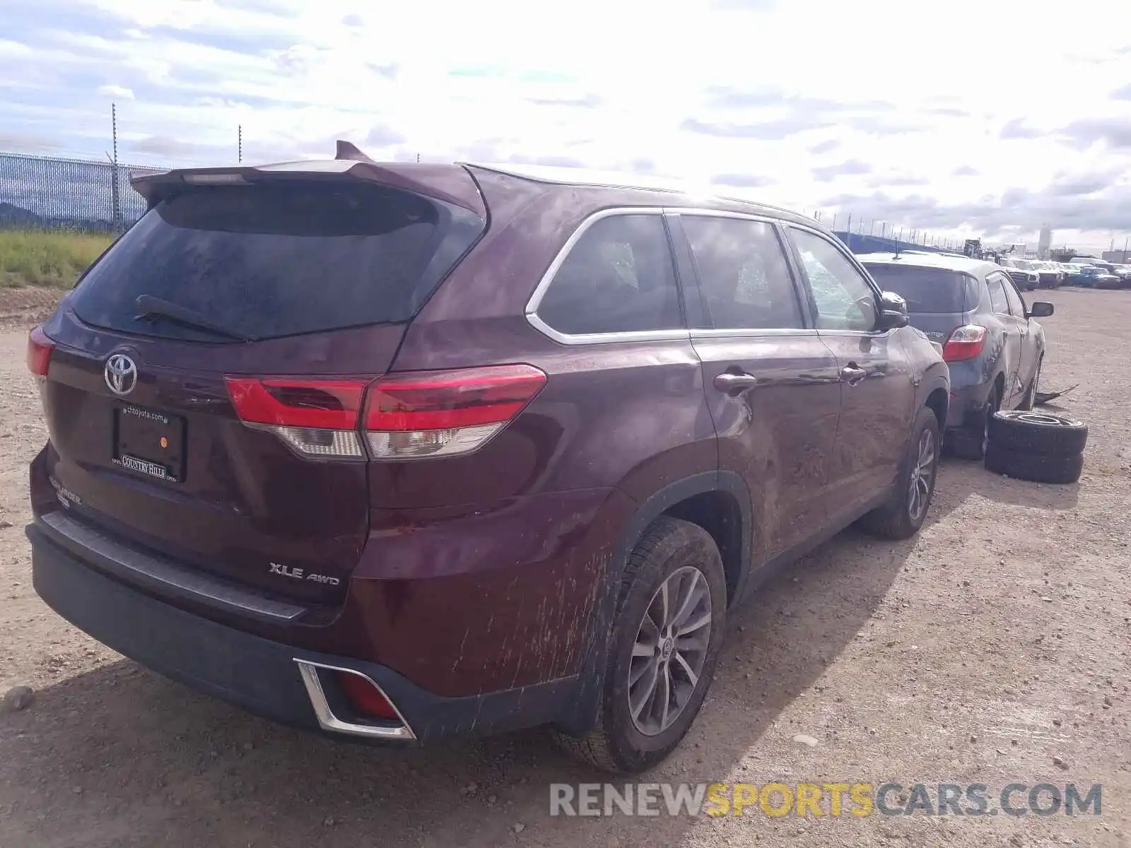 4 Photograph of a damaged car 5TDJZRFH0KS976372 TOYOTA HIGHLANDER 2019