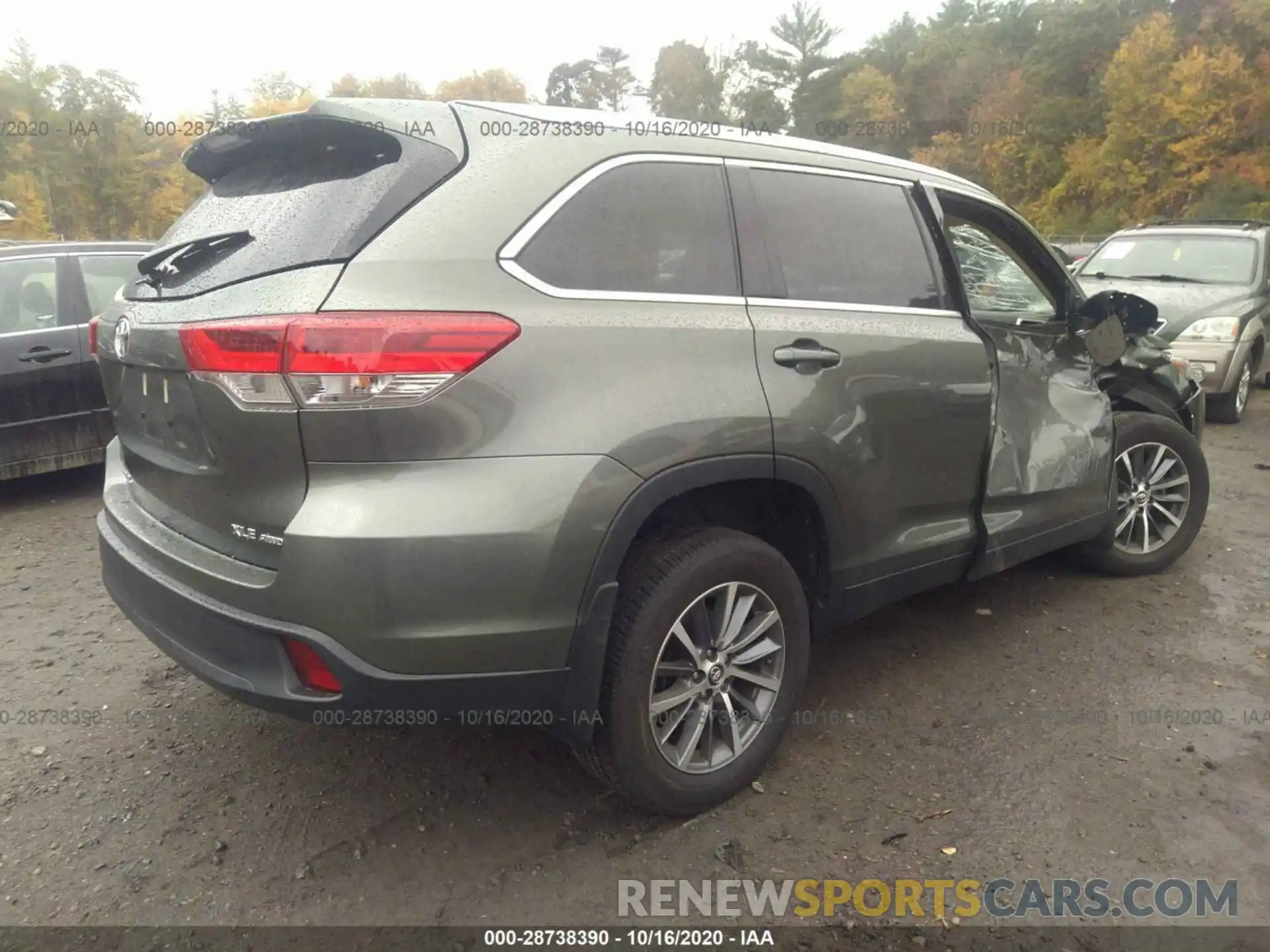 4 Photograph of a damaged car 5TDJZRFH0KS986450 TOYOTA HIGHLANDER 2019