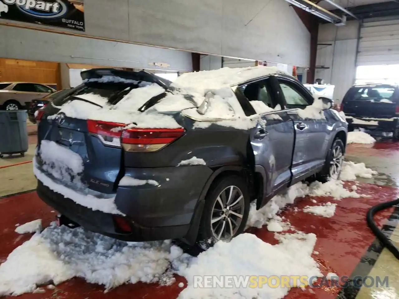 4 Photograph of a damaged car 5TDJZRFH0KS993463 TOYOTA HIGHLANDER 2019