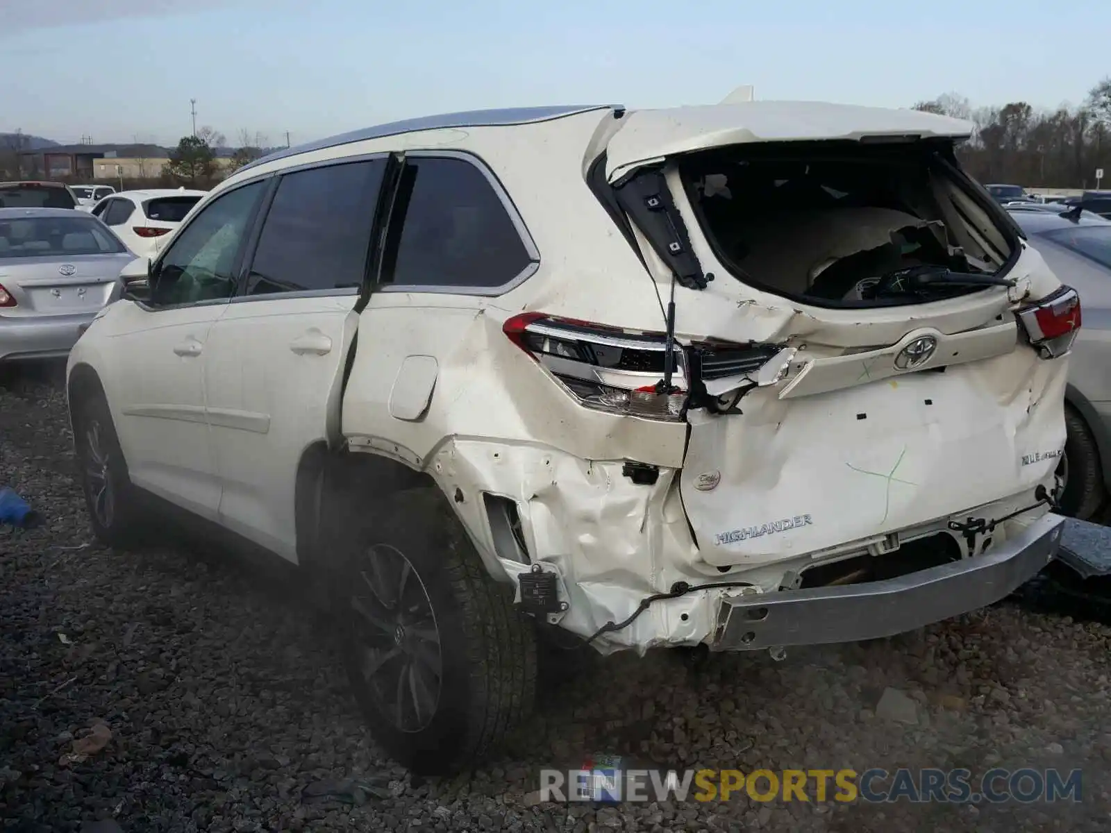 3 Photograph of a damaged car 5TDJZRFH0KS997867 TOYOTA HIGHLANDER 2019