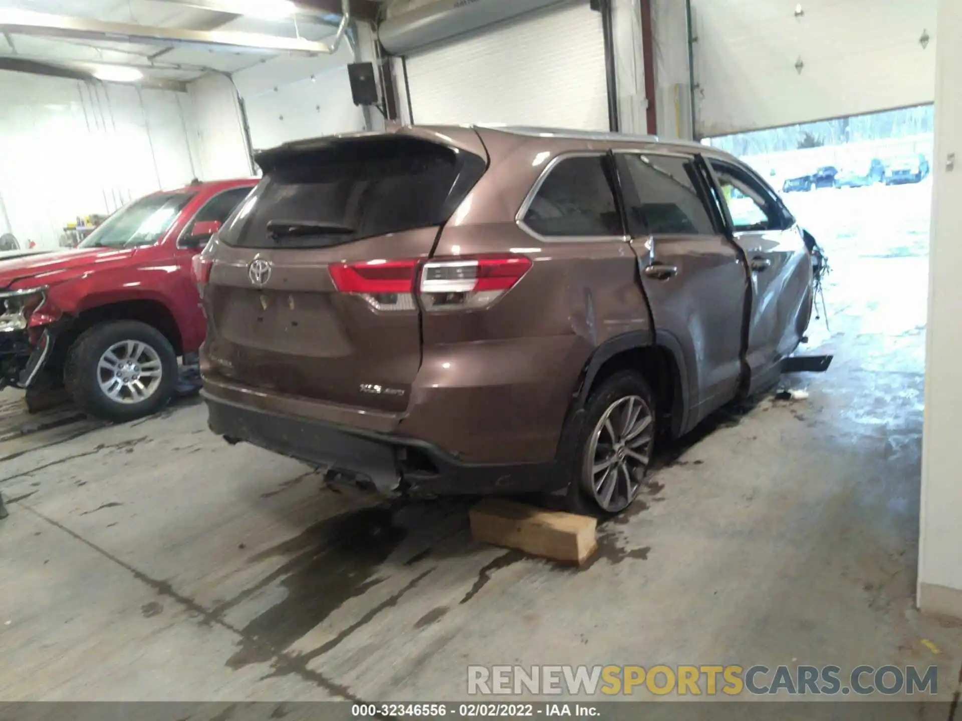 4 Photograph of a damaged car 5TDJZRFH0KS999702 TOYOTA HIGHLANDER 2019