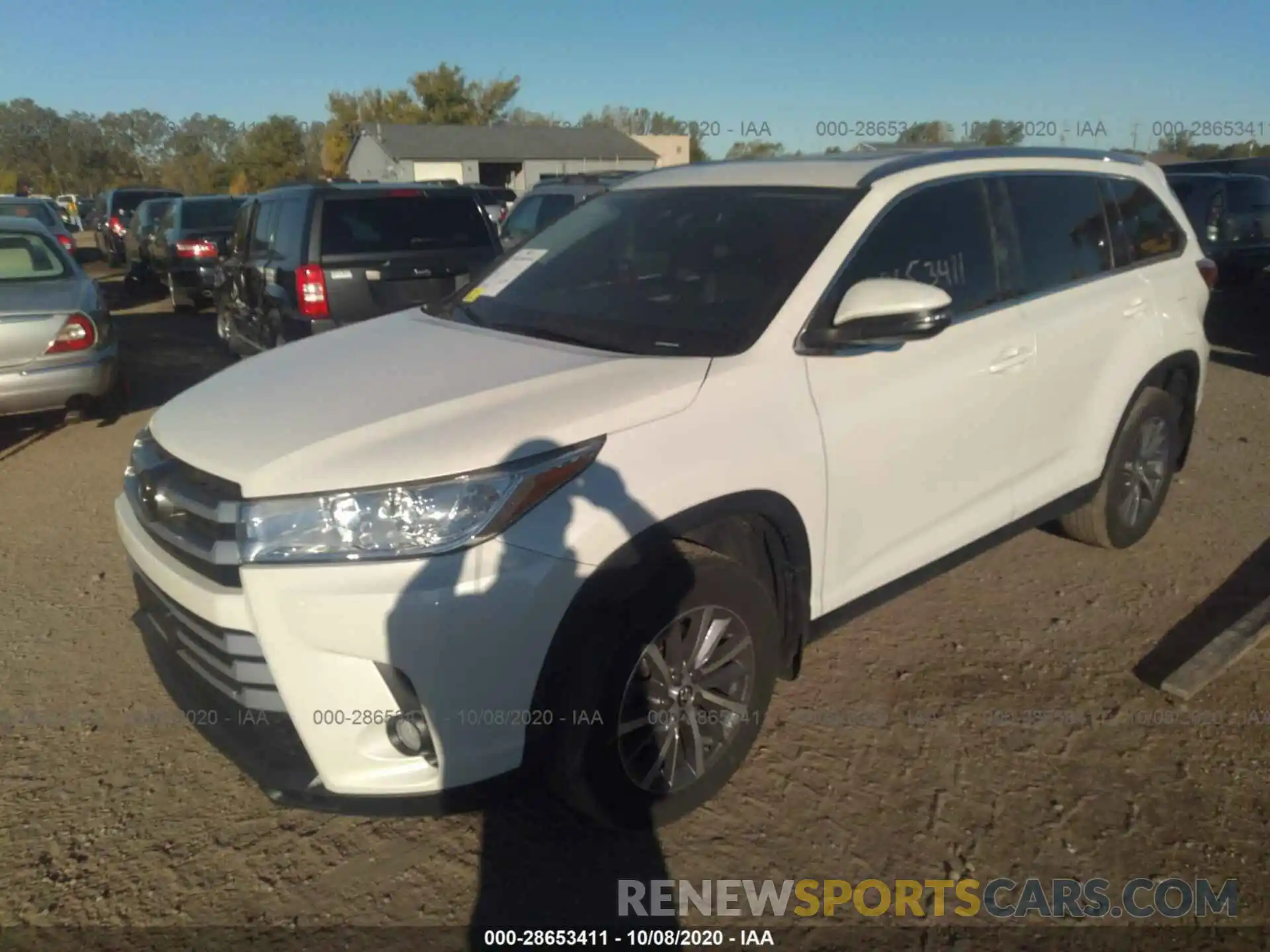 2 Photograph of a damaged car 5TDJZRFH1KS562985 TOYOTA HIGHLANDER 2019