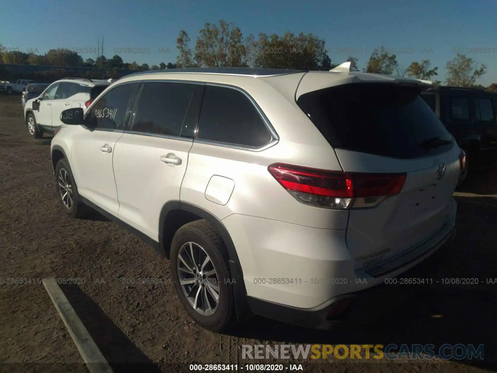 3 Photograph of a damaged car 5TDJZRFH1KS562985 TOYOTA HIGHLANDER 2019