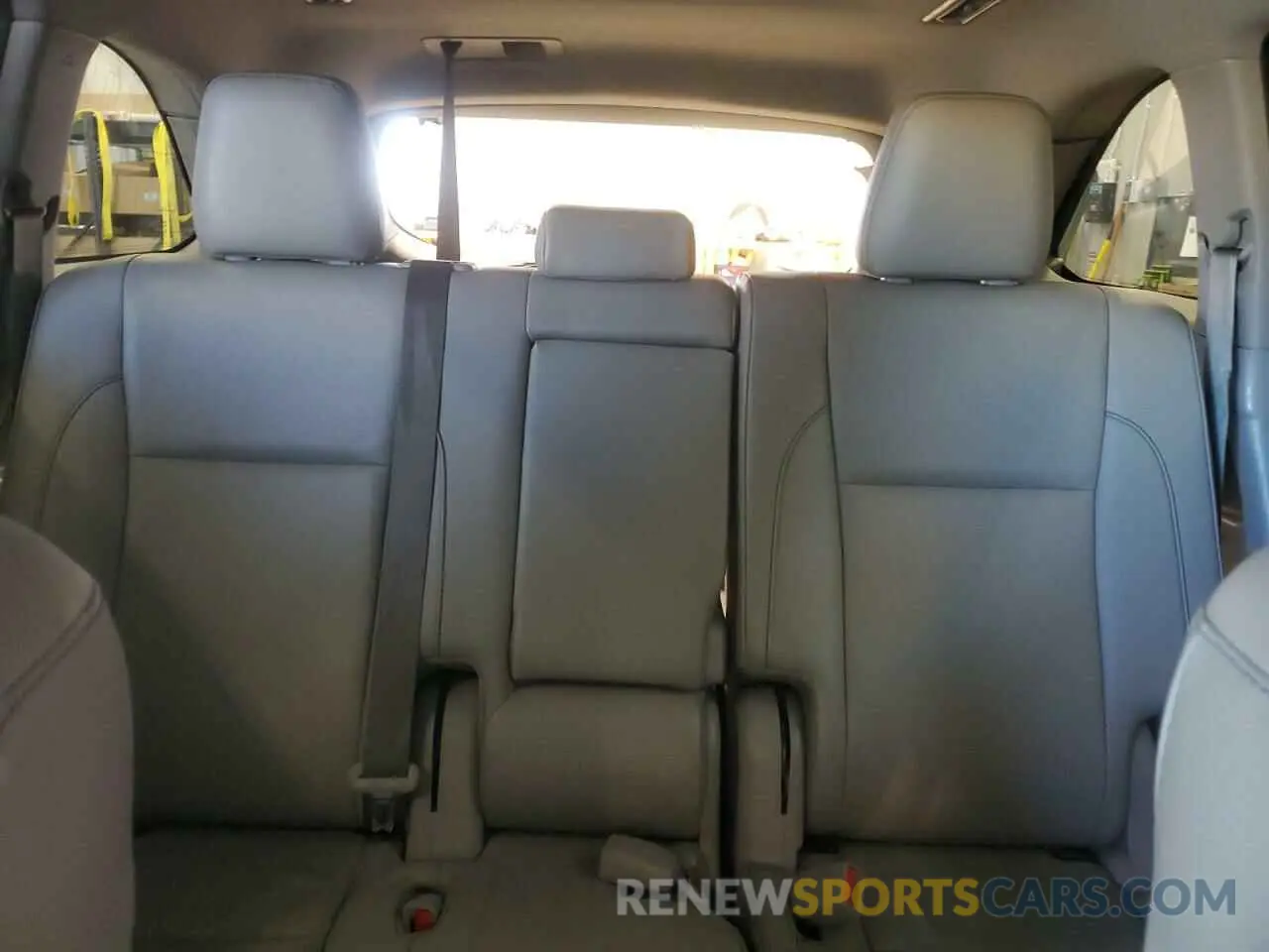 10 Photograph of a damaged car 5TDJZRFH1KS564350 TOYOTA HIGHLANDER 2019