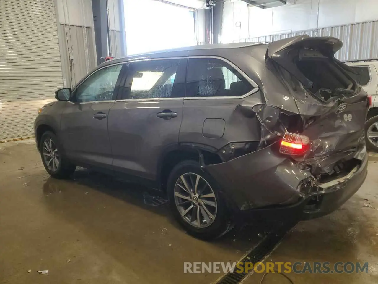 2 Photograph of a damaged car 5TDJZRFH1KS564350 TOYOTA HIGHLANDER 2019