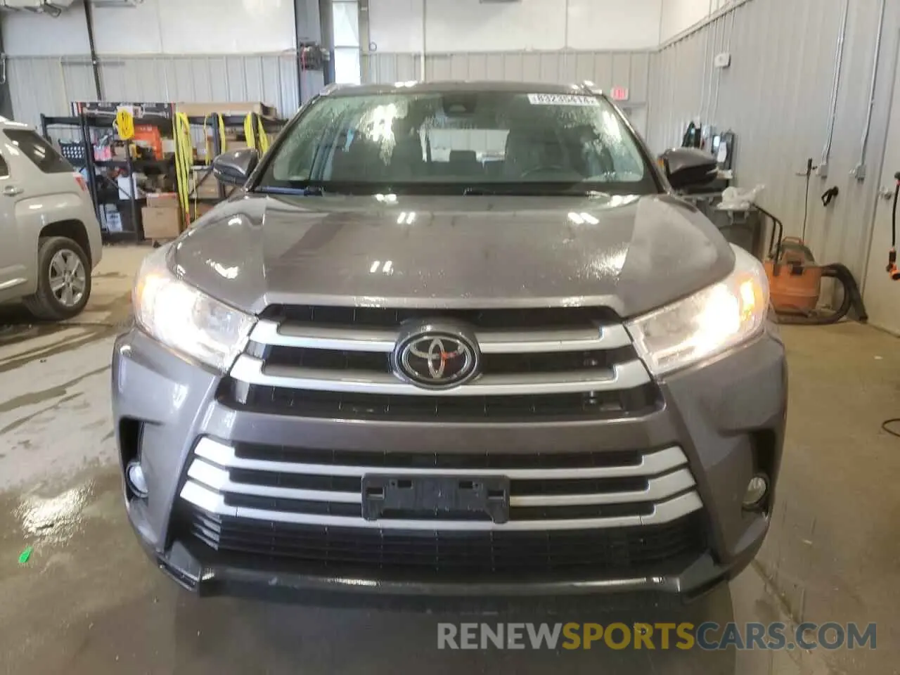 5 Photograph of a damaged car 5TDJZRFH1KS564350 TOYOTA HIGHLANDER 2019