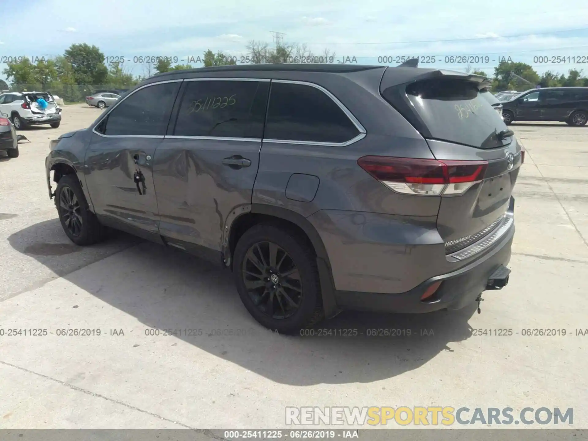 3 Photograph of a damaged car 5TDJZRFH1KS565286 TOYOTA HIGHLANDER 2019