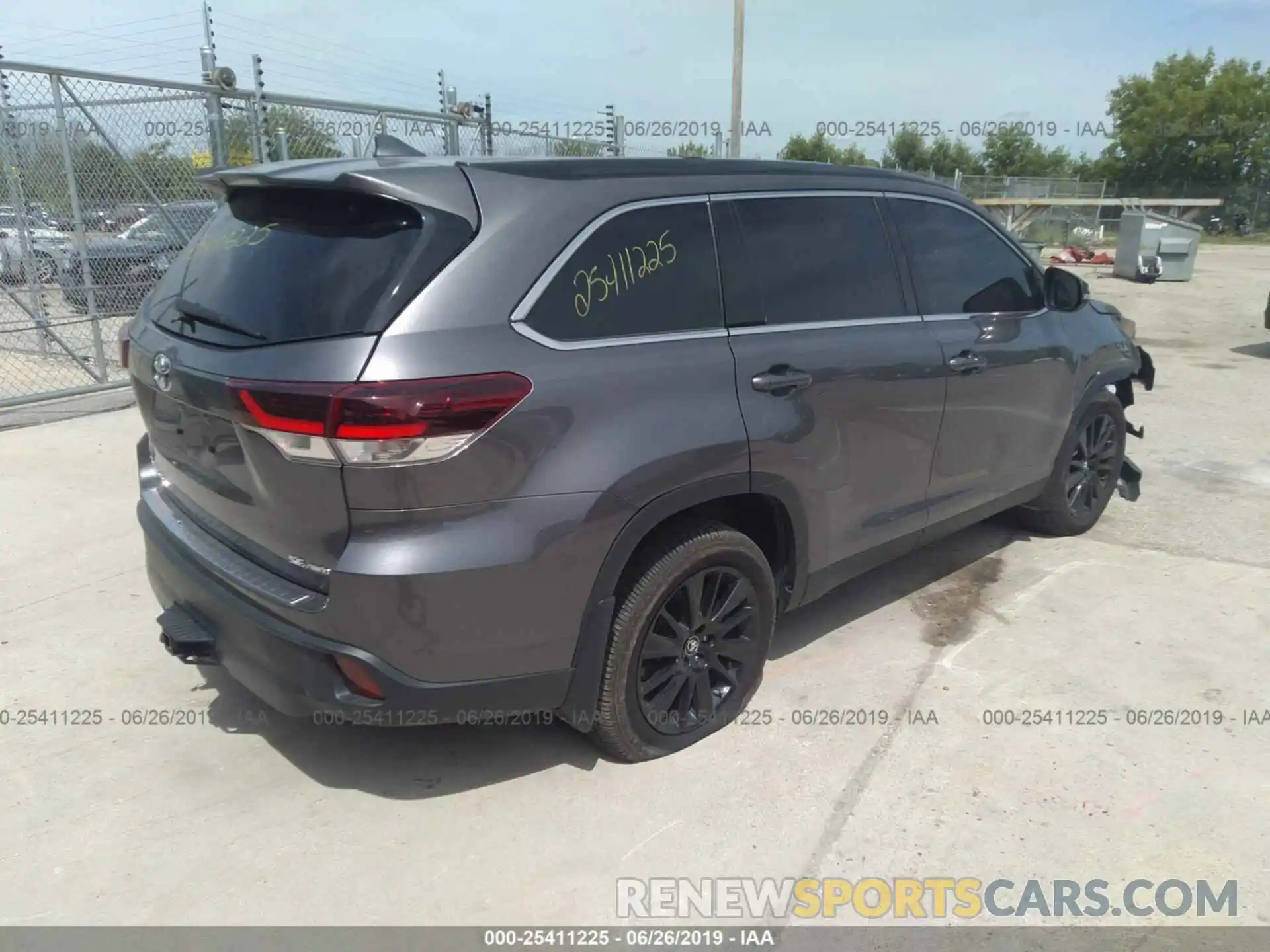 4 Photograph of a damaged car 5TDJZRFH1KS565286 TOYOTA HIGHLANDER 2019