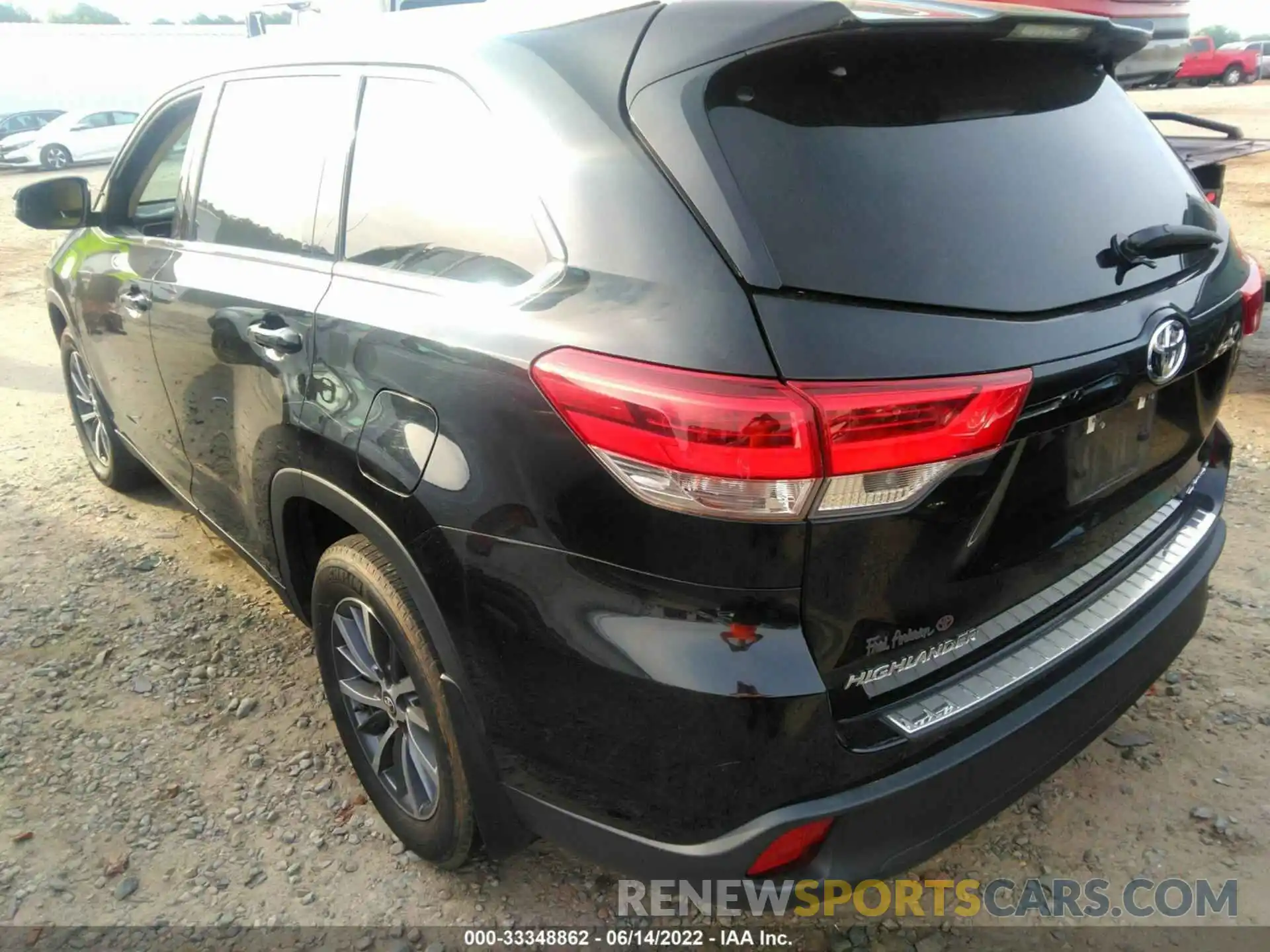 3 Photograph of a damaged car 5TDJZRFH1KS566129 TOYOTA HIGHLANDER 2019