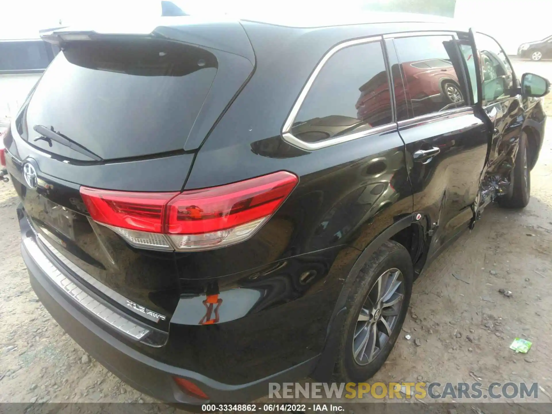 4 Photograph of a damaged car 5TDJZRFH1KS566129 TOYOTA HIGHLANDER 2019