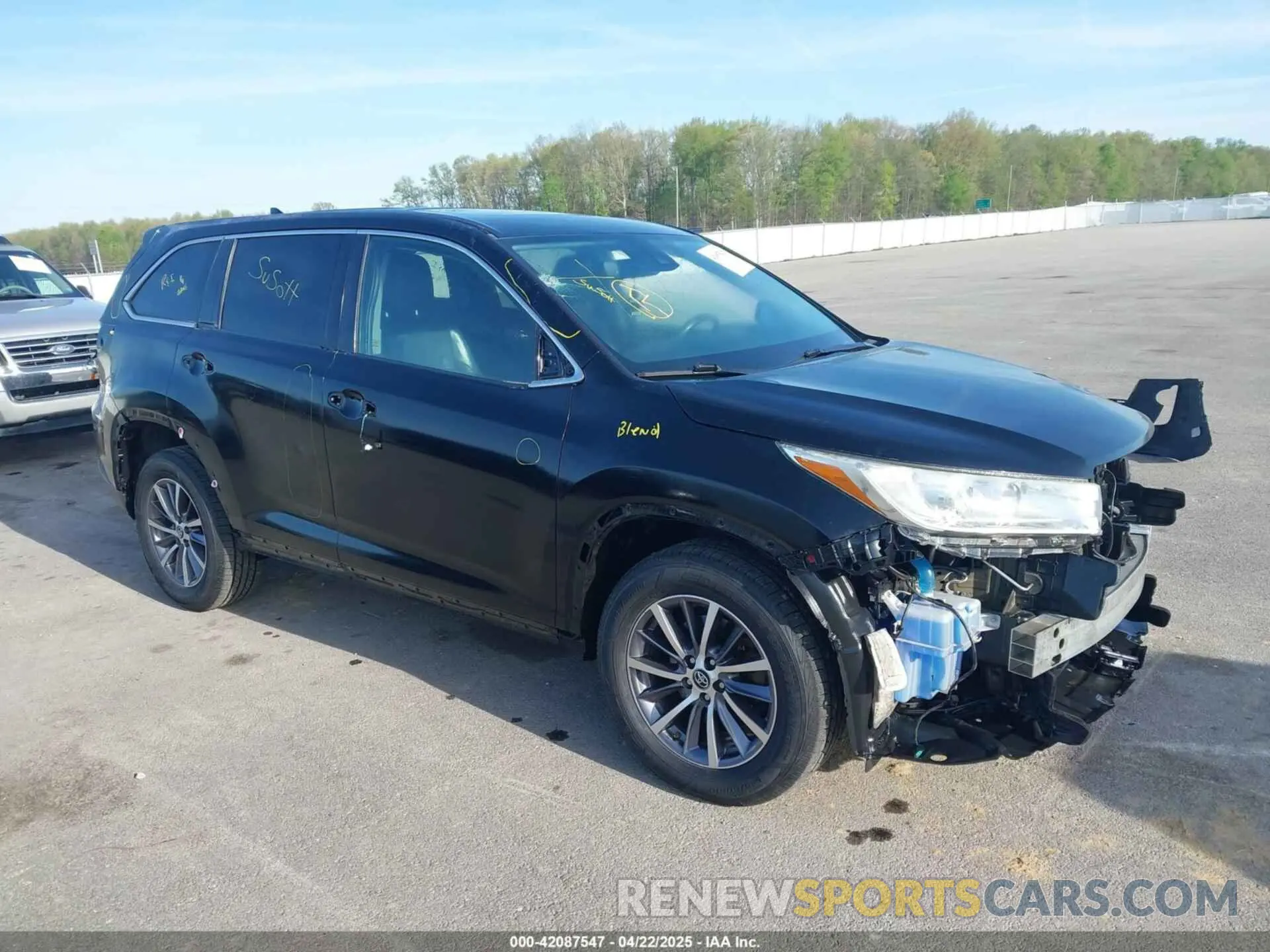 1 Photograph of a damaged car 5TDJZRFH1KS567197 TOYOTA HIGHLANDER 2019