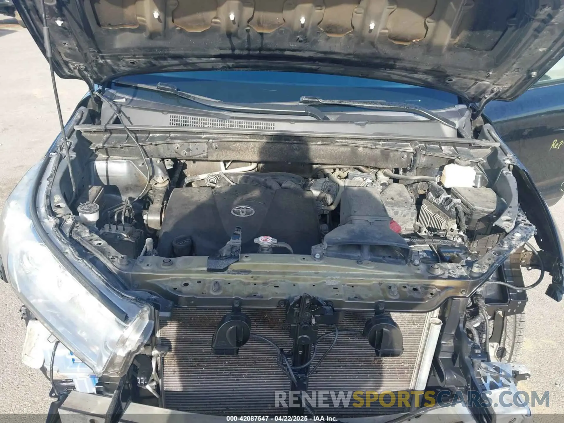 10 Photograph of a damaged car 5TDJZRFH1KS567197 TOYOTA HIGHLANDER 2019