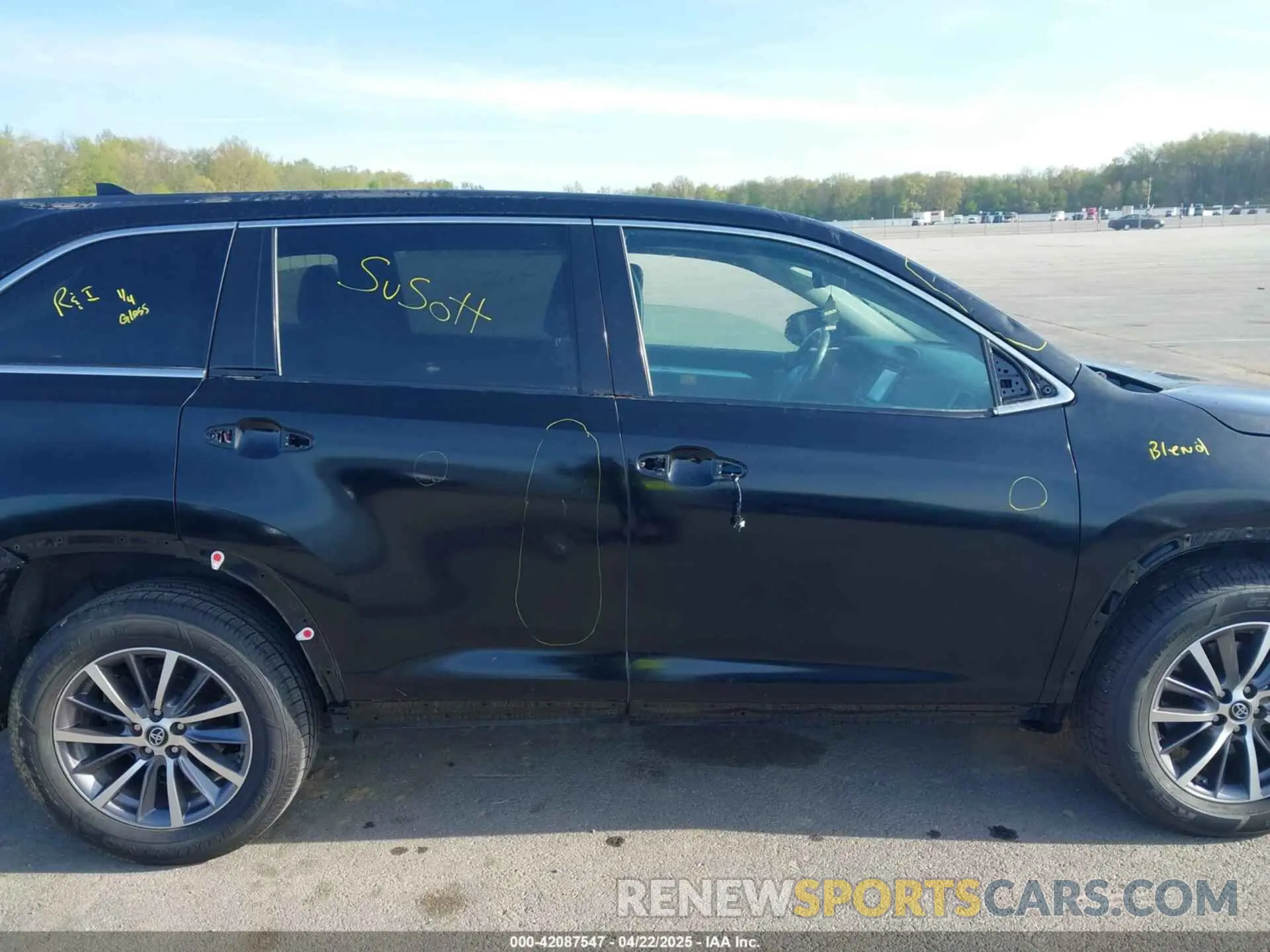 14 Photograph of a damaged car 5TDJZRFH1KS567197 TOYOTA HIGHLANDER 2019
