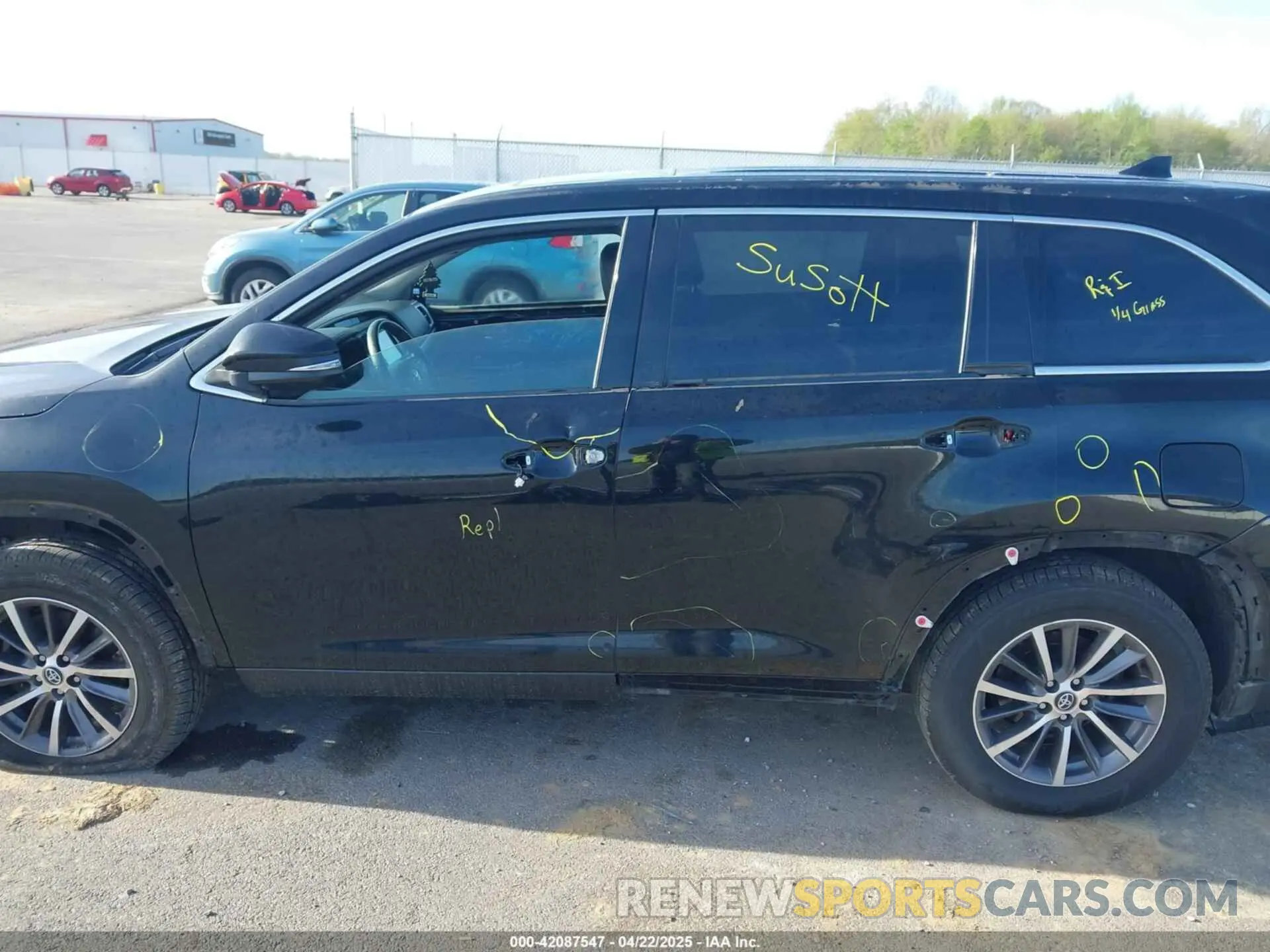 15 Photograph of a damaged car 5TDJZRFH1KS567197 TOYOTA HIGHLANDER 2019