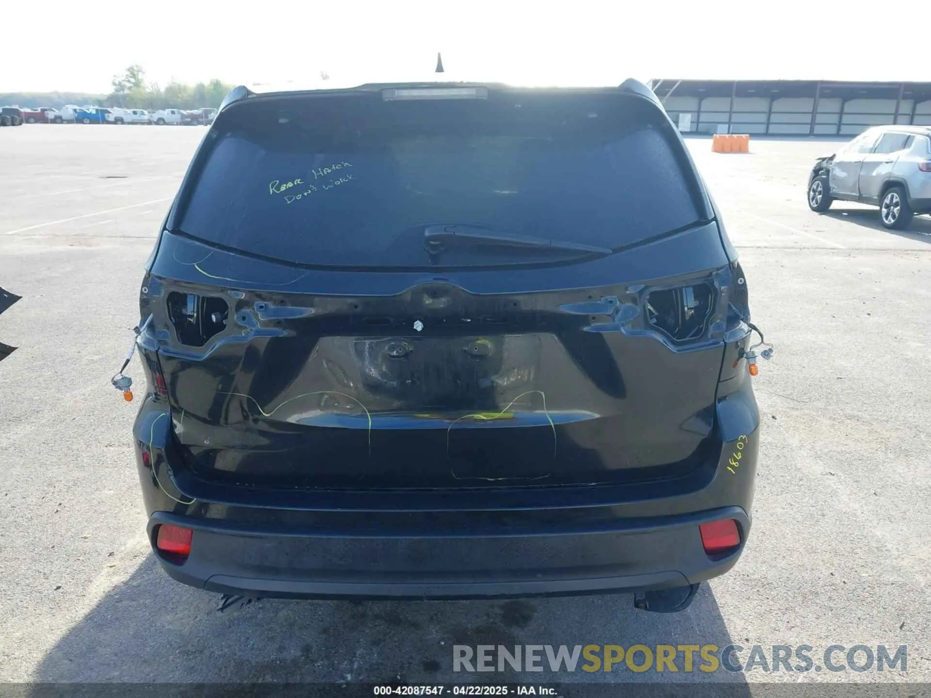 17 Photograph of a damaged car 5TDJZRFH1KS567197 TOYOTA HIGHLANDER 2019
