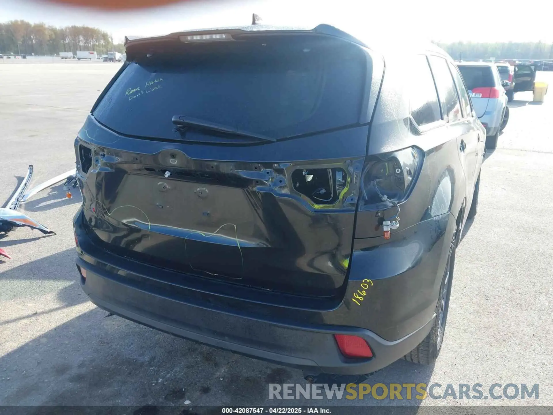 19 Photograph of a damaged car 5TDJZRFH1KS567197 TOYOTA HIGHLANDER 2019