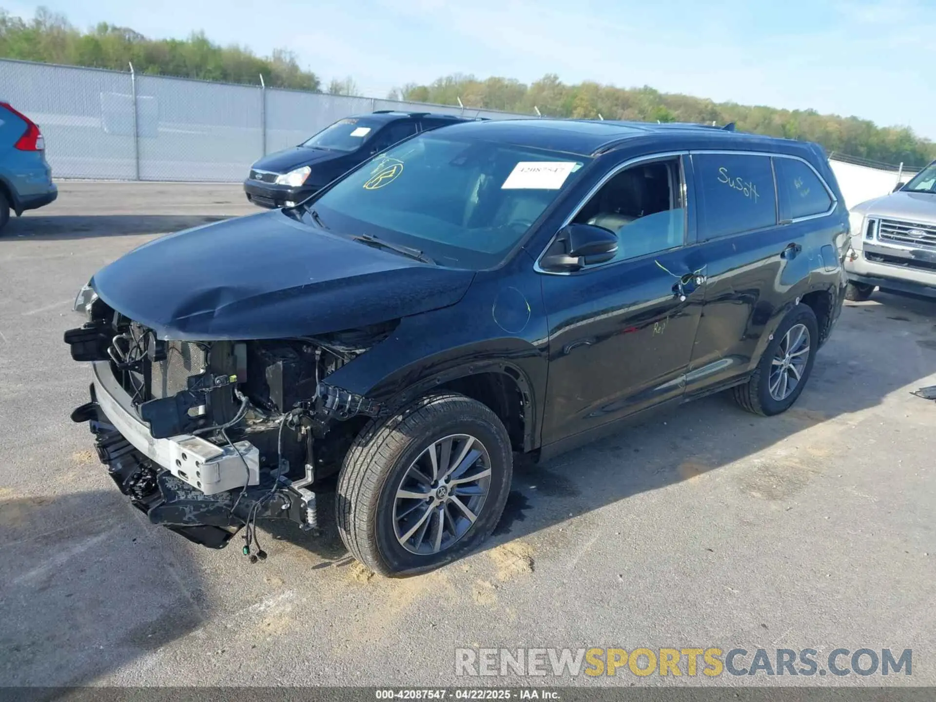 2 Photograph of a damaged car 5TDJZRFH1KS567197 TOYOTA HIGHLANDER 2019