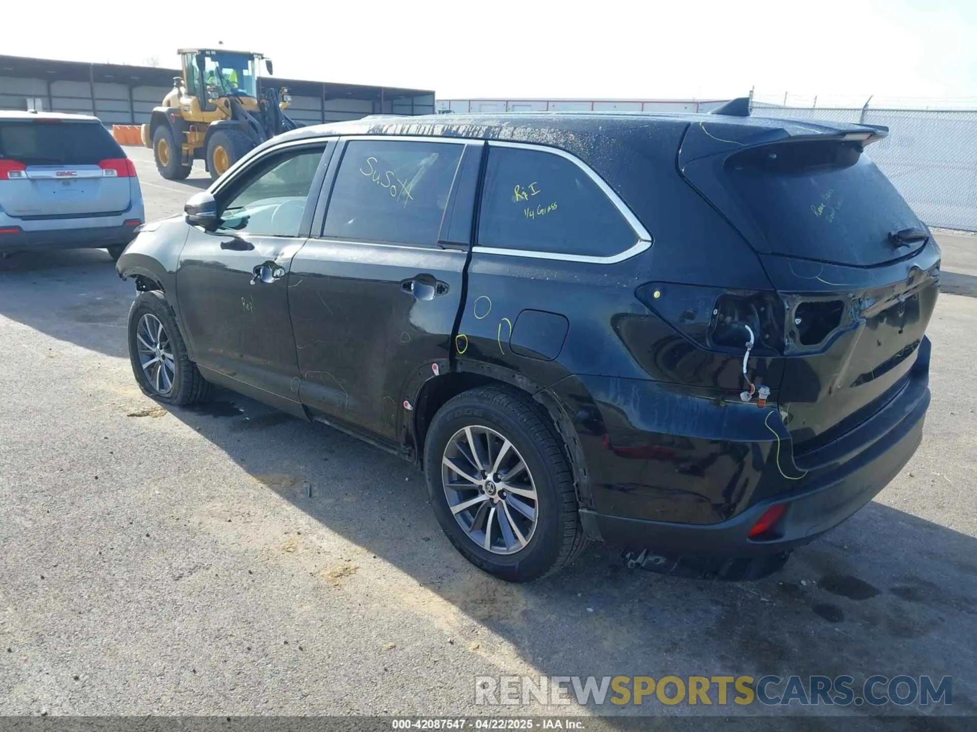 3 Photograph of a damaged car 5TDJZRFH1KS567197 TOYOTA HIGHLANDER 2019