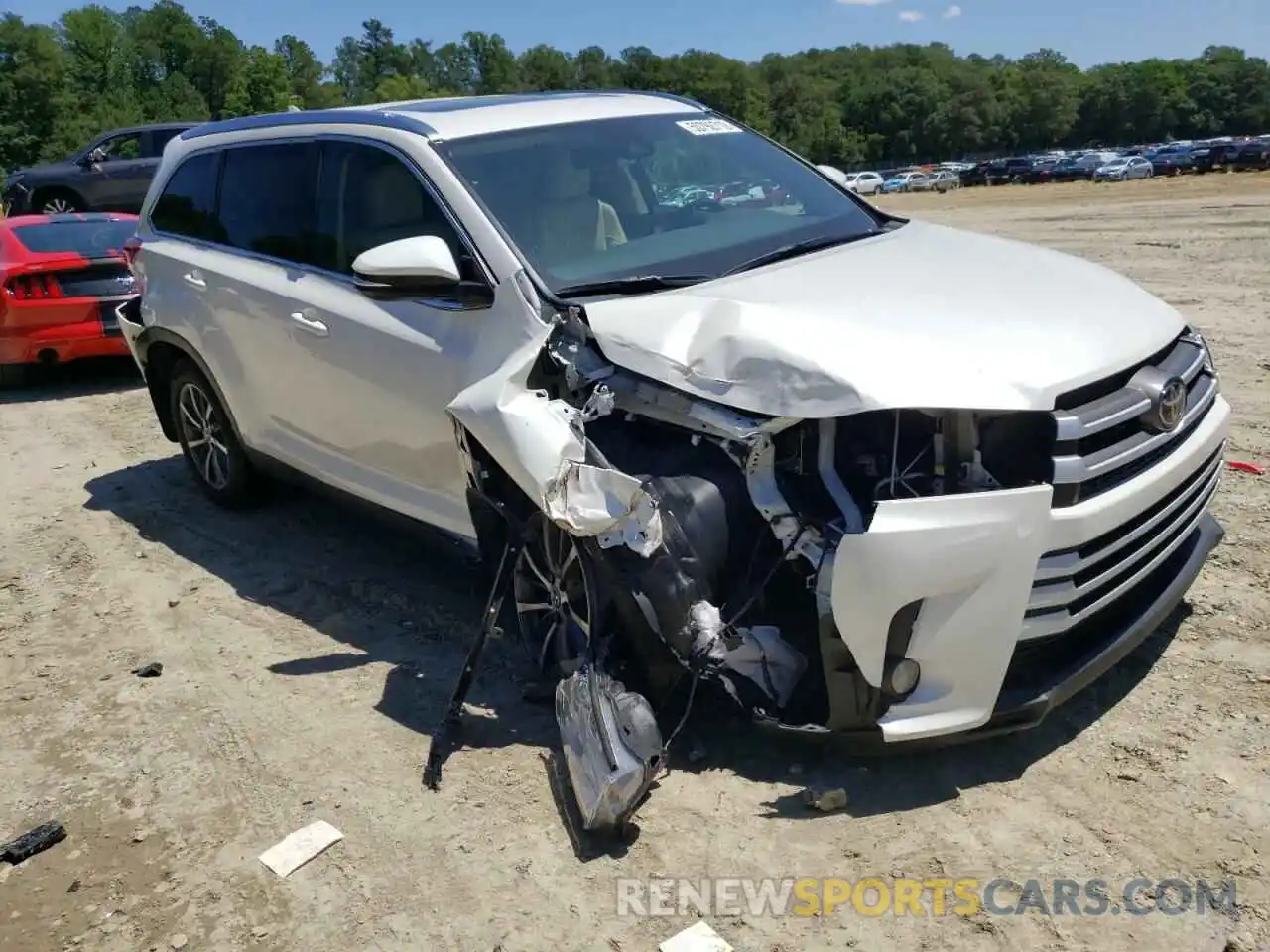 1 Photograph of a damaged car 5TDJZRFH1KS574960 TOYOTA HIGHLANDER 2019