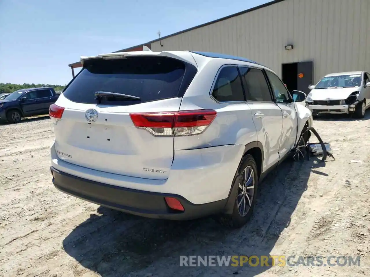 4 Photograph of a damaged car 5TDJZRFH1KS574960 TOYOTA HIGHLANDER 2019