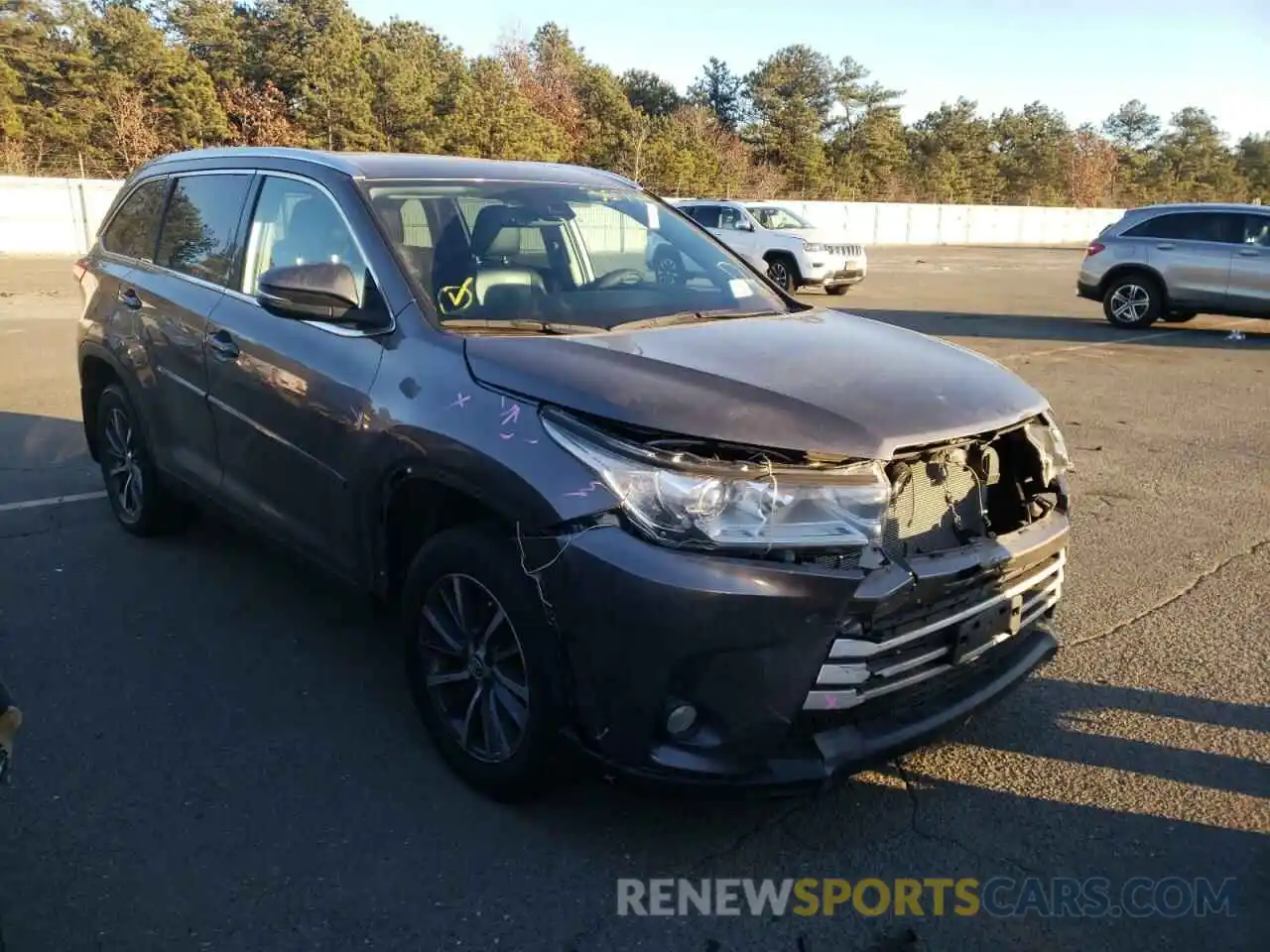 1 Photograph of a damaged car 5TDJZRFH1KS576143 TOYOTA HIGHLANDER 2019