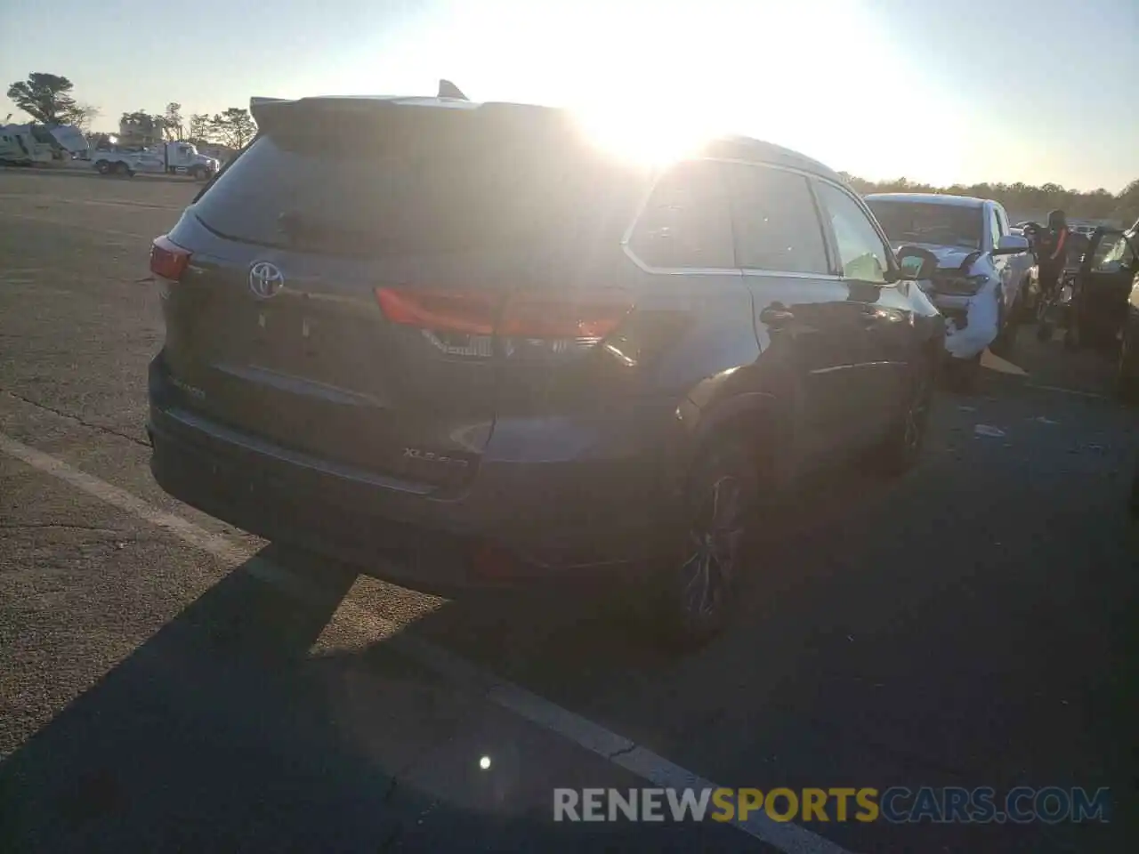 4 Photograph of a damaged car 5TDJZRFH1KS576143 TOYOTA HIGHLANDER 2019