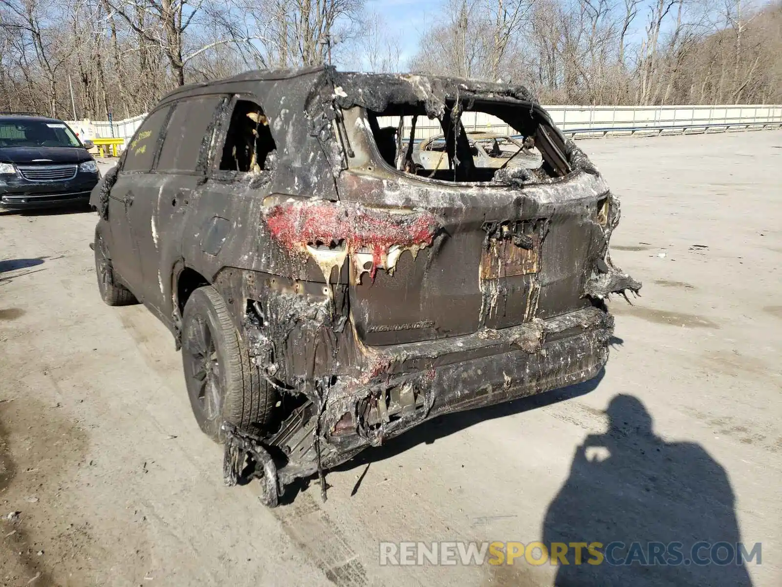 3 Photograph of a damaged car 5TDJZRFH1KS577096 TOYOTA HIGHLANDER 2019