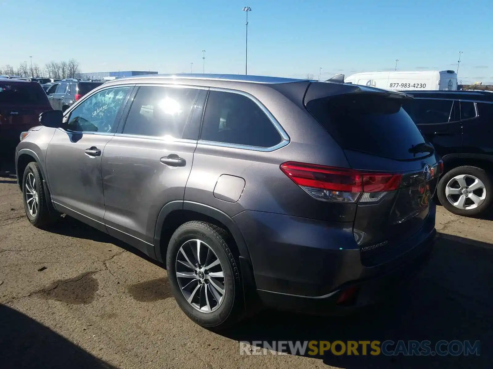 3 Photograph of a damaged car 5TDJZRFH1KS581312 TOYOTA HIGHLANDER 2019