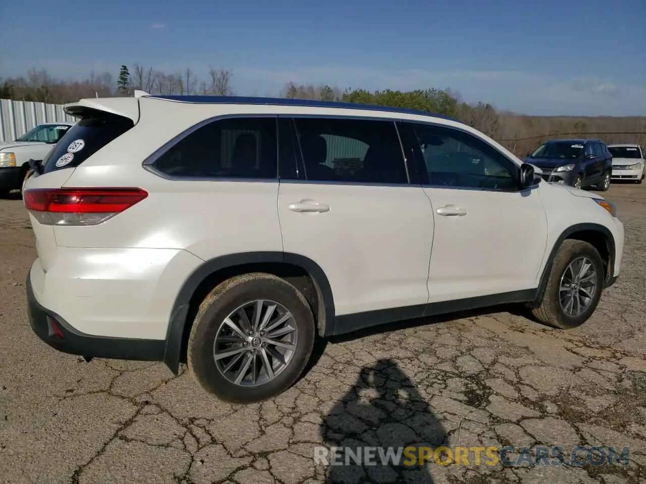3 Photograph of a damaged car 5TDJZRFH1KS583903 TOYOTA HIGHLANDER 2019