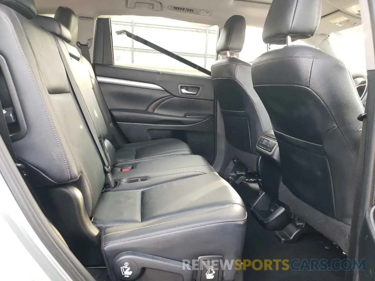 11 Photograph of a damaged car 5TDJZRFH1KS592861 TOYOTA HIGHLANDER 2019