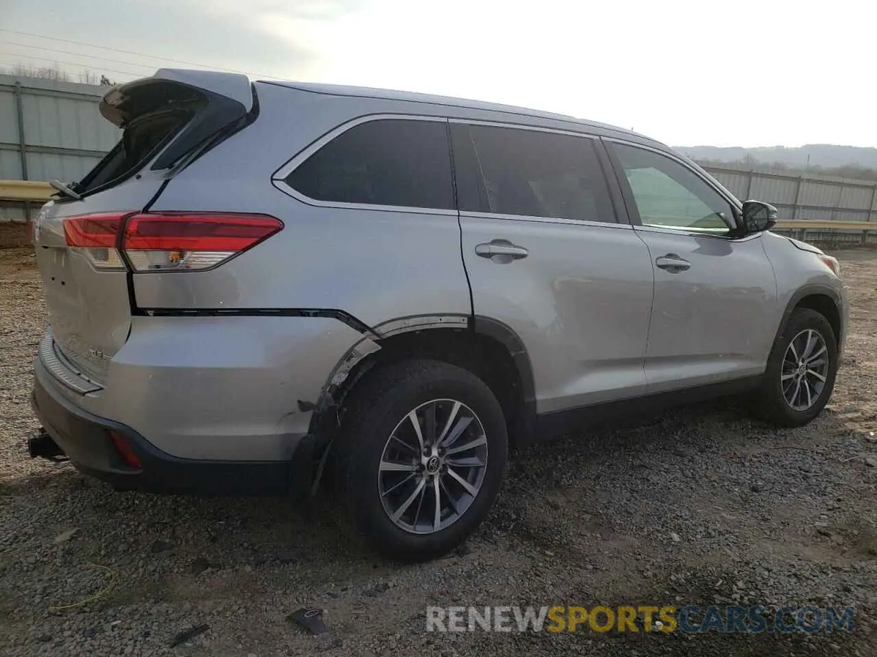 3 Photograph of a damaged car 5TDJZRFH1KS592861 TOYOTA HIGHLANDER 2019