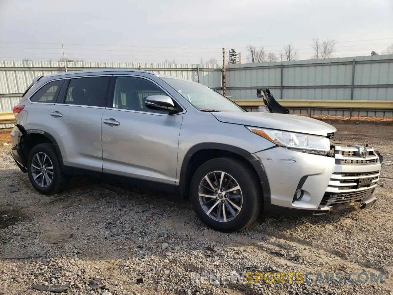 4 Photograph of a damaged car 5TDJZRFH1KS592861 TOYOTA HIGHLANDER 2019