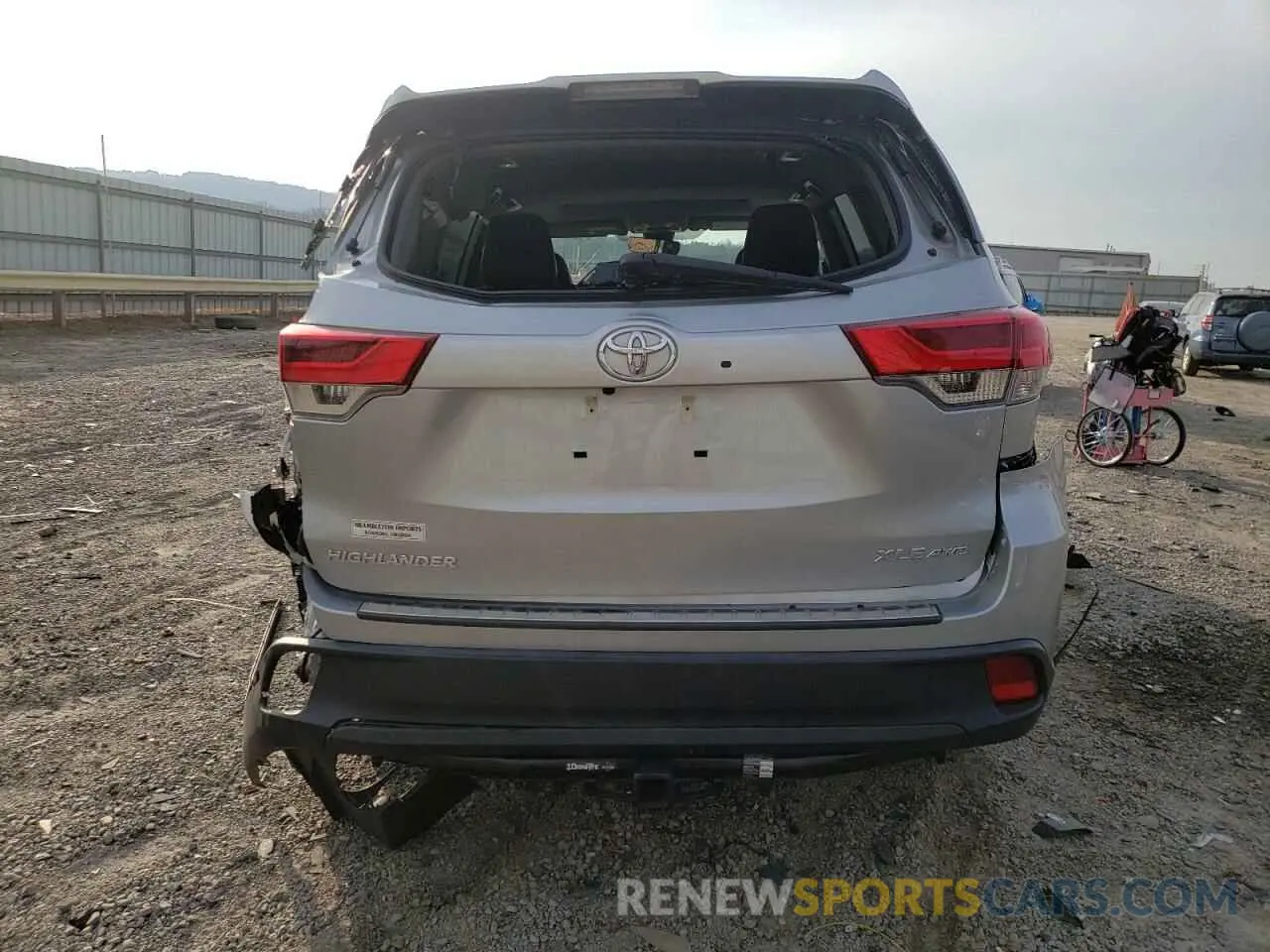 6 Photograph of a damaged car 5TDJZRFH1KS592861 TOYOTA HIGHLANDER 2019