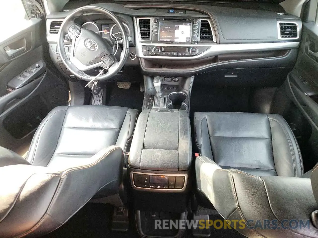 8 Photograph of a damaged car 5TDJZRFH1KS592861 TOYOTA HIGHLANDER 2019