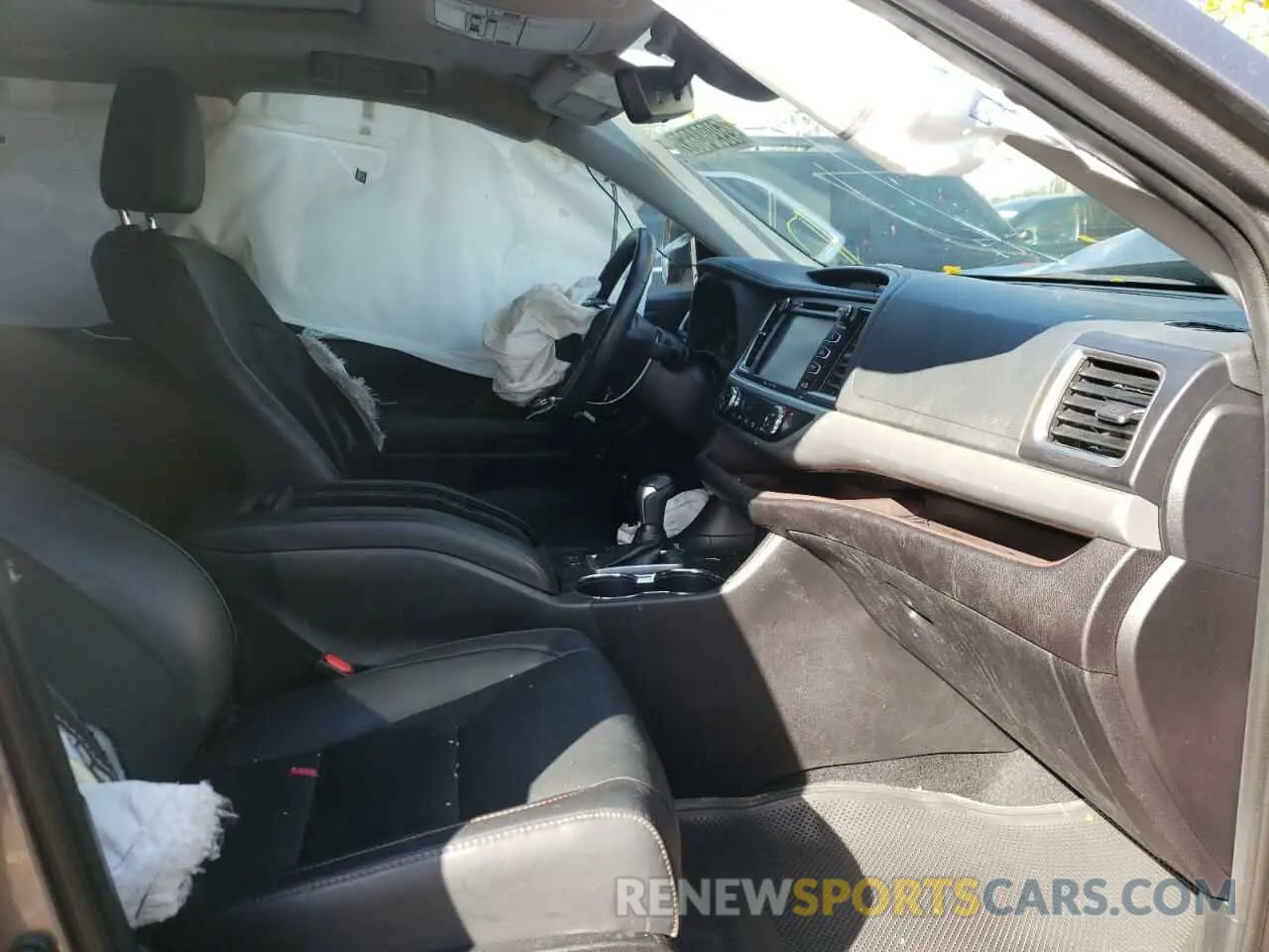 5 Photograph of a damaged car 5TDJZRFH1KS592908 TOYOTA HIGHLANDER 2019