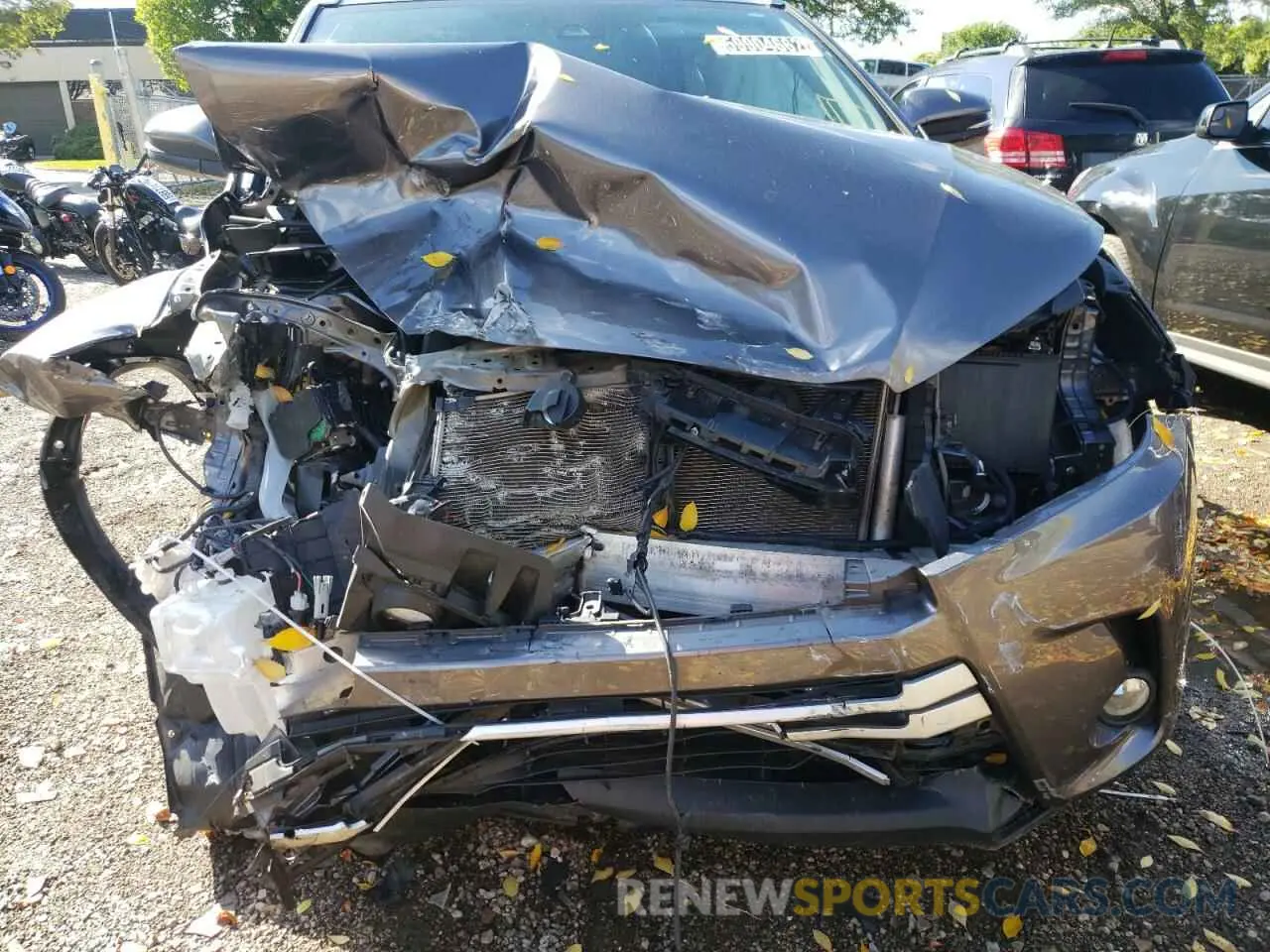 9 Photograph of a damaged car 5TDJZRFH1KS592908 TOYOTA HIGHLANDER 2019