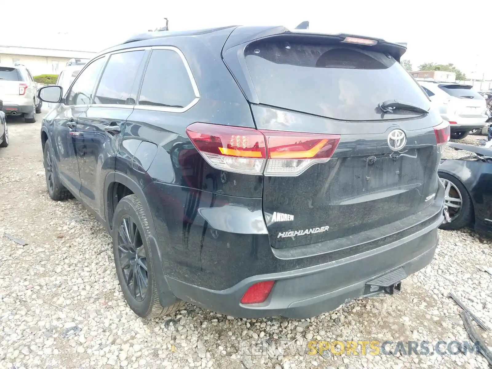 3 Photograph of a damaged car 5TDJZRFH1KS595775 TOYOTA HIGHLANDER 2019