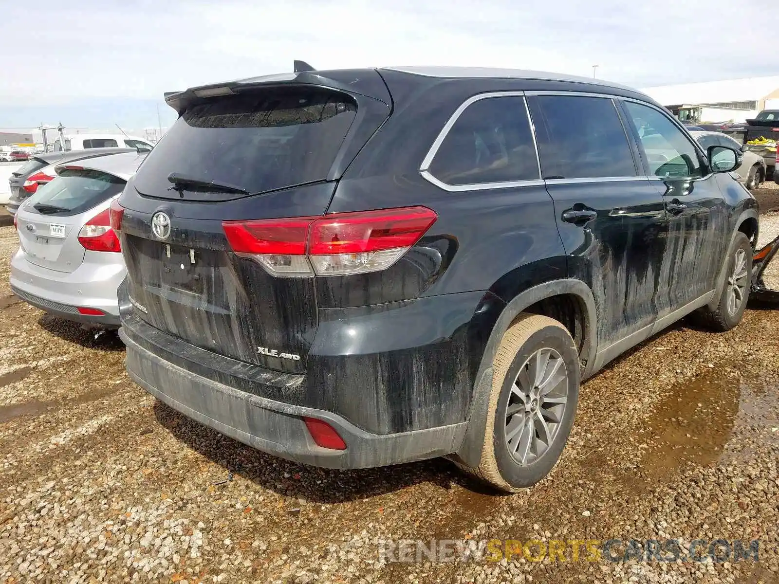 4 Photograph of a damaged car 5TDJZRFH1KS599891 TOYOTA HIGHLANDER 2019