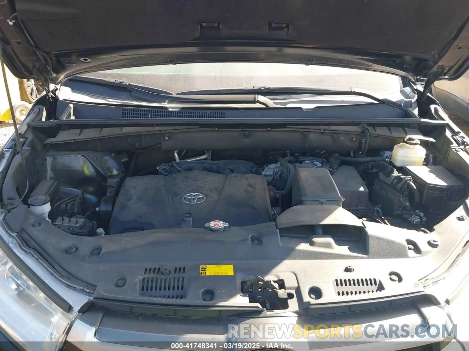 10 Photograph of a damaged car 5TDJZRFH1KS603437 TOYOTA HIGHLANDER 2019