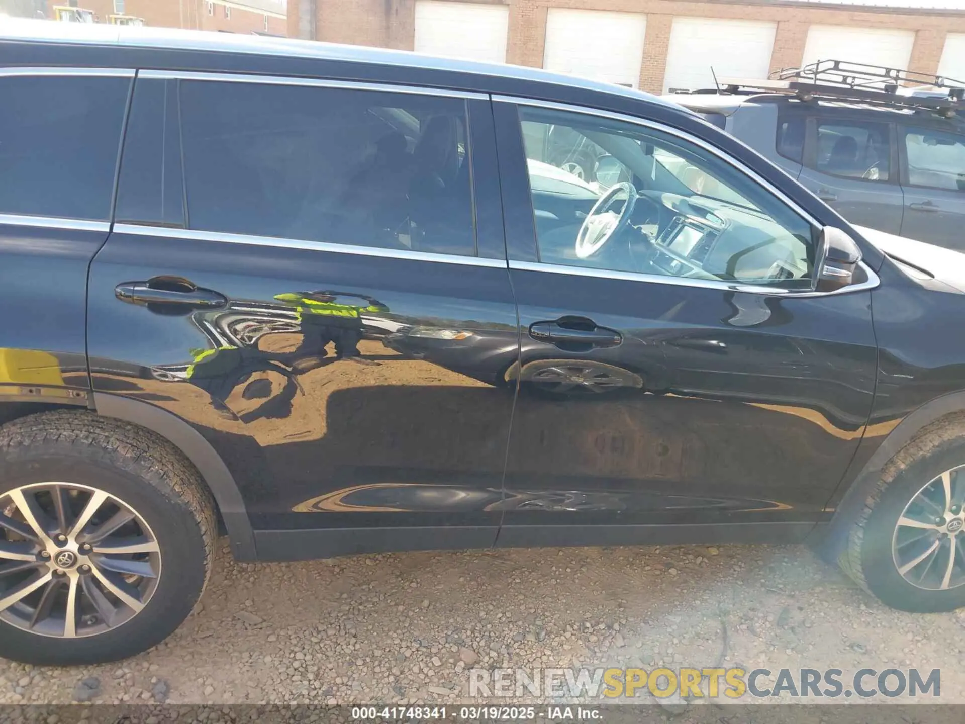 13 Photograph of a damaged car 5TDJZRFH1KS603437 TOYOTA HIGHLANDER 2019
