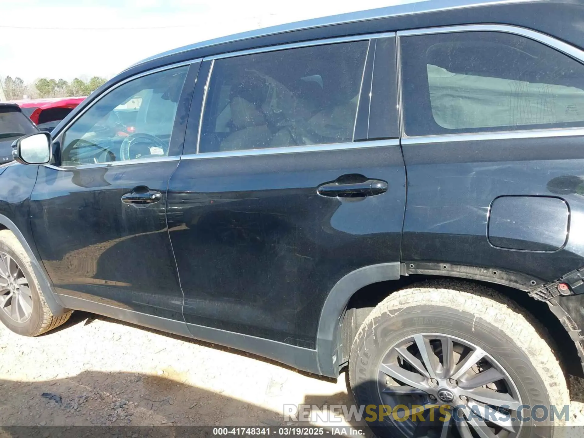 14 Photograph of a damaged car 5TDJZRFH1KS603437 TOYOTA HIGHLANDER 2019