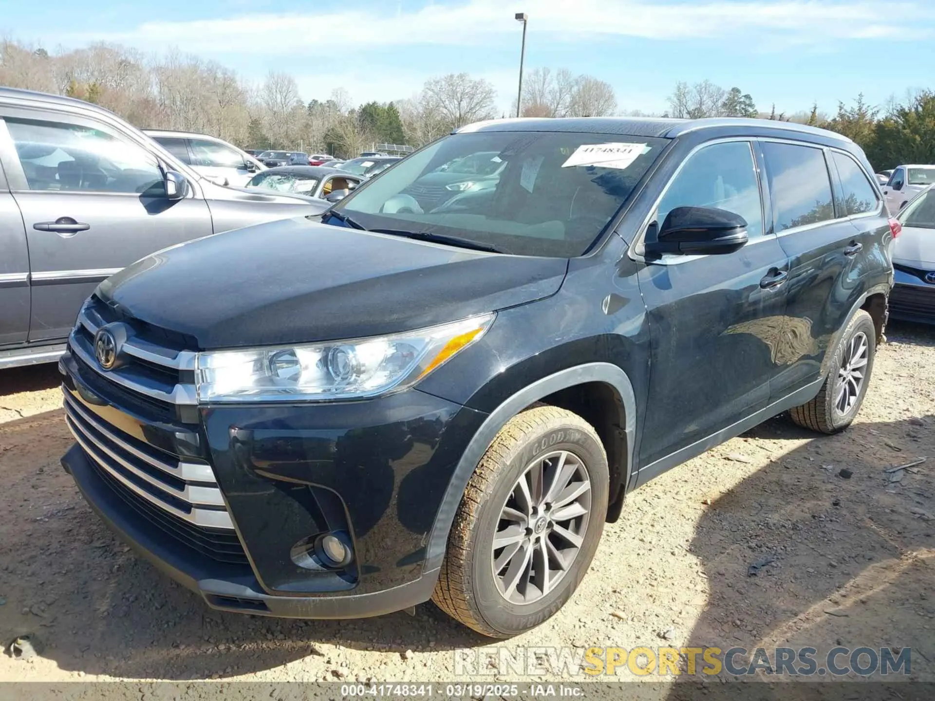 2 Photograph of a damaged car 5TDJZRFH1KS603437 TOYOTA HIGHLANDER 2019