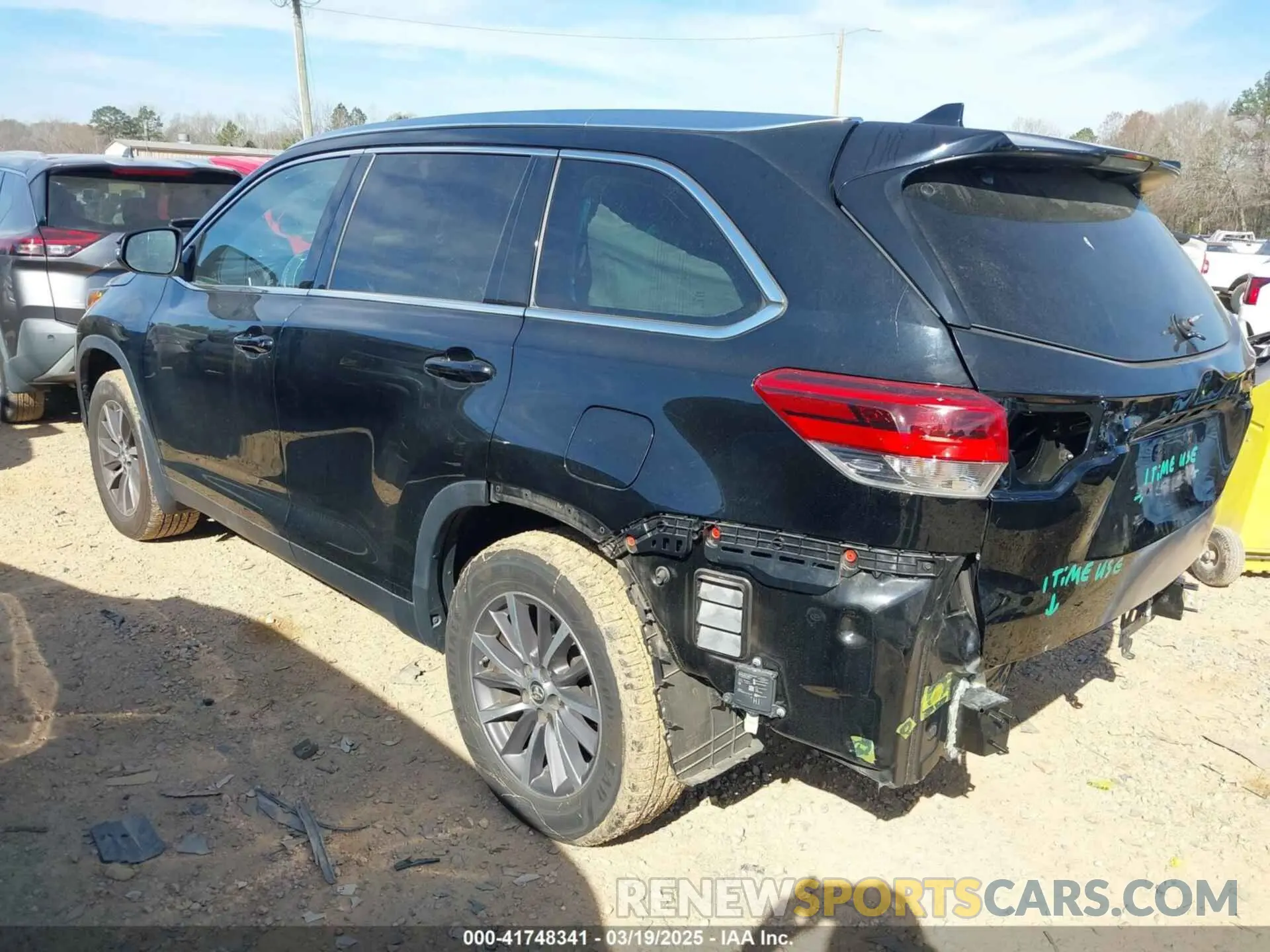 3 Photograph of a damaged car 5TDJZRFH1KS603437 TOYOTA HIGHLANDER 2019