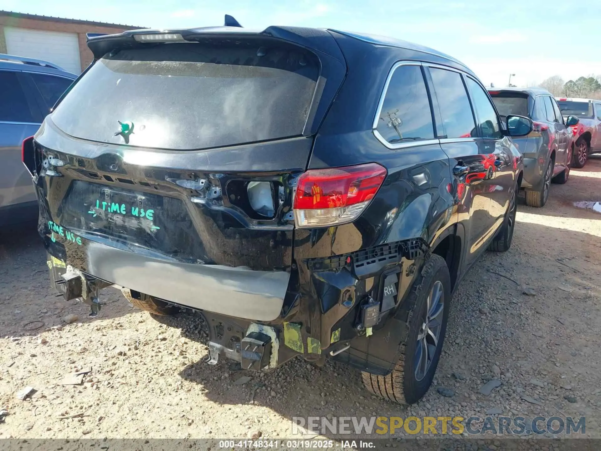 4 Photograph of a damaged car 5TDJZRFH1KS603437 TOYOTA HIGHLANDER 2019