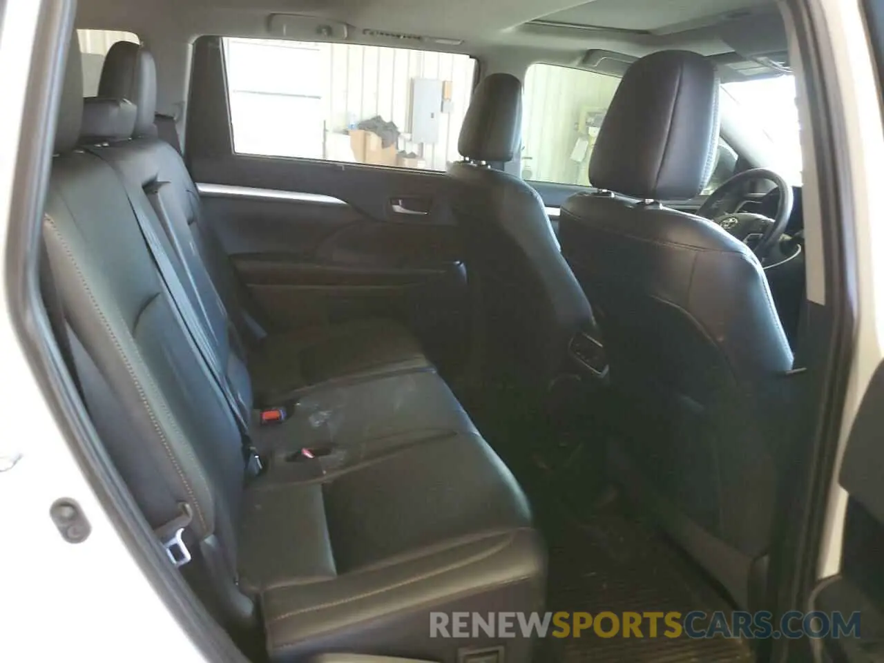 11 Photograph of a damaged car 5TDJZRFH1KS606063 TOYOTA HIGHLANDER 2019