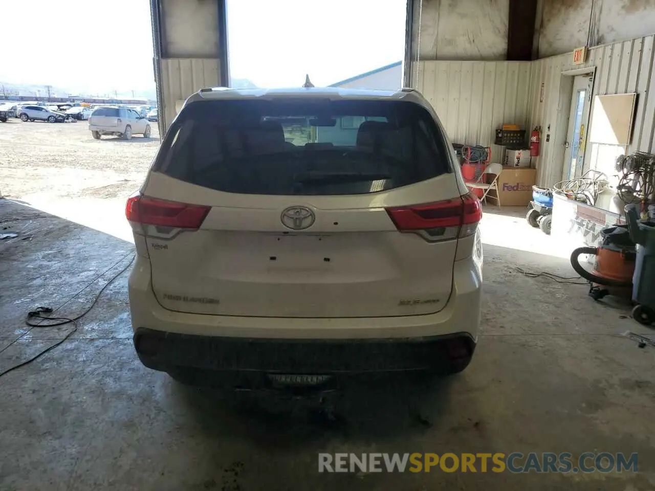6 Photograph of a damaged car 5TDJZRFH1KS606063 TOYOTA HIGHLANDER 2019