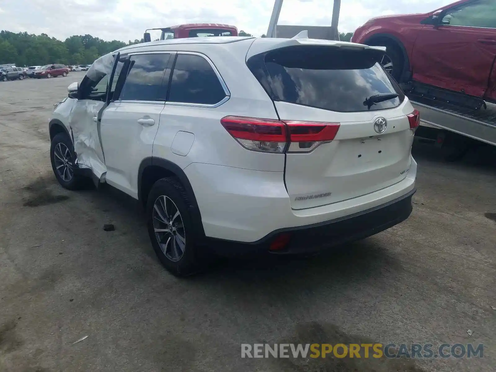 3 Photograph of a damaged car 5TDJZRFH1KS608136 TOYOTA HIGHLANDER 2019