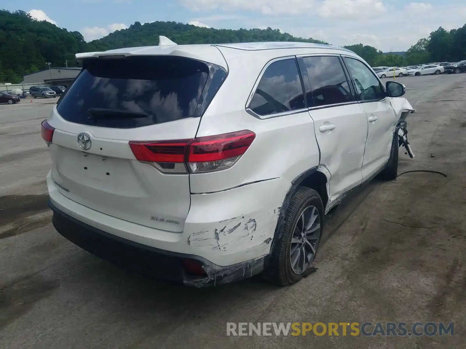 4 Photograph of a damaged car 5TDJZRFH1KS608136 TOYOTA HIGHLANDER 2019