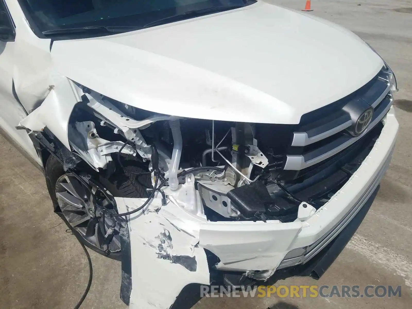 9 Photograph of a damaged car 5TDJZRFH1KS608136 TOYOTA HIGHLANDER 2019